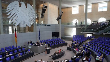Menschen auf einer Debatte im Deutschen Bundestag zur UN-Resolution 1325. 
