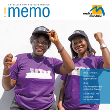 Cover des medica mondiale memo 2022/1: Zwei Mitarbeiterinnen unserer Partnerorganisationen in Westafrika mit erhobener Faust blicken selbstbewusst in die Kamera