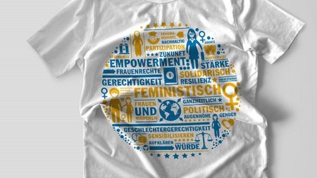 T-Shirt von medica mondiale mit Cloud aus feministischen Begriffen. 