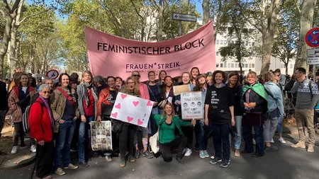 Mitarbeiterinnen von medica mondiale bei einer Demonstration für Klimagerechtigkeit in Köln.  