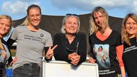 Frauen mit feministischen T-Shirts aus dem Feminist Shop von medica mondiale 