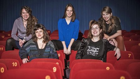 In einem Kinosaal mit roten Sitzen sitzen fünf junge Regisseurinnen (von links) Sophie Dettmar, Hannah-Lisa Paul, Jelena Ilic, Agustina Sanchez Gavier und Luka Lara Steffen.