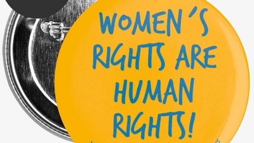 Buttons von medica mondiale mit feministischer Botschaft: “Women’s rights are human rights” 