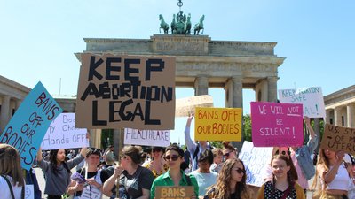 Menschen protestieren vor dem Brandenburger Tor für das Recht auf körperliche Selbstbestimmung und legale Schwangerschaftsabbrüche.