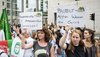 Zwei Frauen halten Schilder mit medica mondiale-Schriftzug auf einer Demonstration hoch