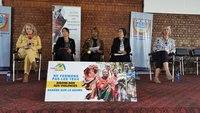 Fünf Frauen sitzen auf einem Podium einer internationalen Konferenz in DR Kongo.