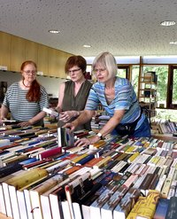 Unterstützerinnen unserer Arbeit sammeln Geld im Zuge einer eigenen Spendenaktion: Ein Bücherflohmarkt. 