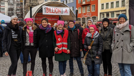 Mitarbeiter:innen von medica mondiale demonstrieren mit hunderten Aktivist:innen bei One Billion Rising in Köln.