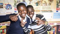 Zwei Mädchen in Uganda, die an einem Projekt von medica mondiale teilnehmen.