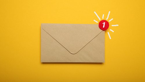 Verschlossener Briefumschlag und das Zeichen für neue Nachrichten im E-Mail-Postfach