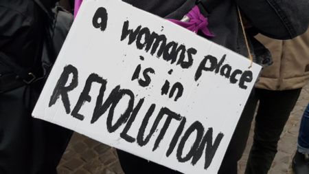 Demonstrationsplakat mit der Aufschrift A womans place is in Revolution