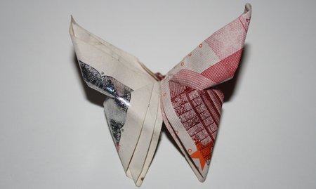 Ein aus einem Geldschein gefalteter Schmetterling. 