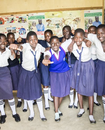 Mädchen in einer Schulklasse in Uganda.