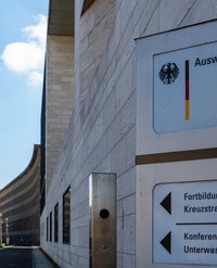 A large building with a sign "Auswärtiges Amt". 