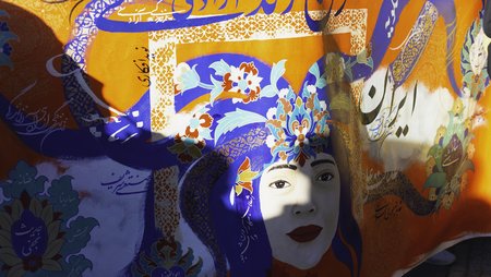 Transparent mit Porträt von Mahsa Amini, Opfer von Sexismus und Gewalt im Iran