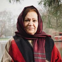 Soraya Sobhrang, afghanische Frauenrechtsaktivistin sitzt im Vordergrund, hinter ihr ein Teich CR Rendel Freude