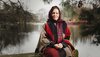 Soraya Sobhrang, afghanische Frauenrechtsaktivistin sitzt im Vordergrund, hinter ihr ein Teich CR Rendel Freude
