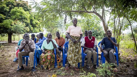 Versammlung einer Elterngruppe in Uganda.