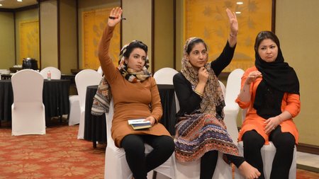 Frauenrechtsaktivistinnen aus Afghanistan bei einer Fortbildung zum Thema Trauma