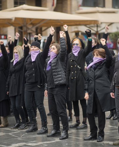 In schwarz gekleidete Frauen auf einer Demonstration von Women in Black in Serbien