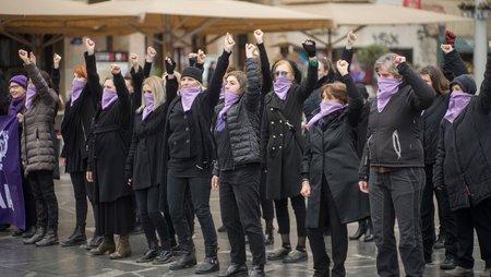 In schwarz gekleidete Frauen auf einer Demonstration von Women in Black in Serbien