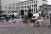 Sara Fremberg hält eine Rede vor dem Brandenburger Tor, Berlin