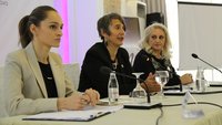 Drei Frauen sitzen an einem Konferenztisch mit Mikrofonen. Es sind links und rechts außen Jeta Krasniqi sowie Mirlinda Sada von Medica Gjakova; mittig Monika  Hauser von medica mondiale, Köln. 