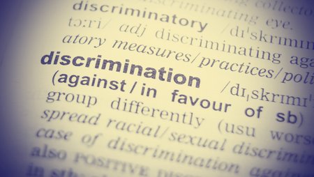Nahaufnahme des Wortes discrimination in einem Wörterbuch.