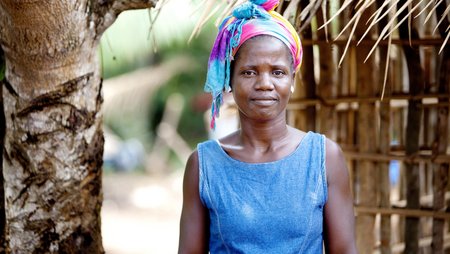 Portrait einer Frau in einem Dorf in Liberia.