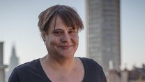 Eine Frau in einem schwarzen T-Shirt steht auf einer Dachterrasse mit Kölner Dom im Hintergrund. Es ist Ingrid Hemmelrath vom Spender:innenservice bei medica mondiale.