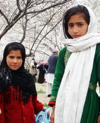 Drei junge afghanische Mädchen. Sie wirken ernst und besorgt.