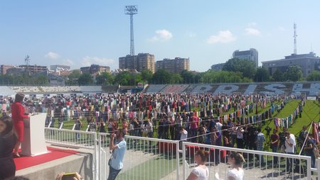 Zahlreiche Wäscheleinen mit tausenden Kleidern sind über das Priština-Stadion im Kosovo gespannt.