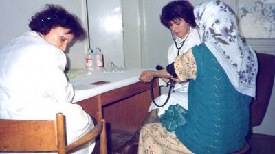 Zwei Ärztinnen untersuchen eine Patientin.