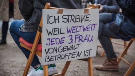 Demo-Plakat mit der Aufschrift ”Ich streike, weil weltweit jede 3. Frau von Gewalt betroffen ist.“