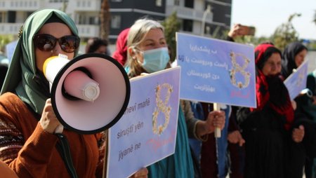 Frauen demonstrieren am Frauentag in Erbil lautstark für ihre Rechte.  