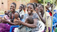 Frauen in Uganda bei einer Informationsveranstaltung zu Geschlechtergerechtigkeit