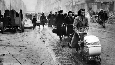 Nachkriegszeit, Straßenszene in Deutschland mit zahlreichen Frauen mit Kinderwagen in zerbombten Straßen. 