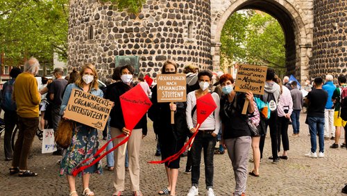 Mitarbeiterinnen von medica mondiale auf einer Demonstration gegen Abschiebungen nach Afghanistan