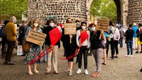 Mitarbeiterinnen von medica mondiale auf einer Demonstration gegen Abschiebungen nach Afghanistan
