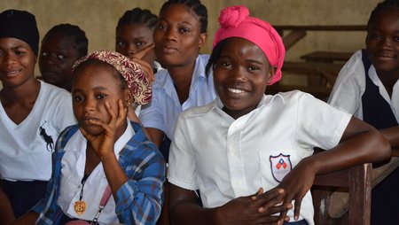 Schüler:innen in einem Klassenzimmer in Sinoe, Liberia.